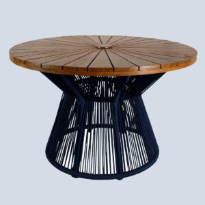 Mesa Milano com estrutura de alumínio, revestida de corda náutica ou fibra sintética e com tampo em madeira Cumarú.